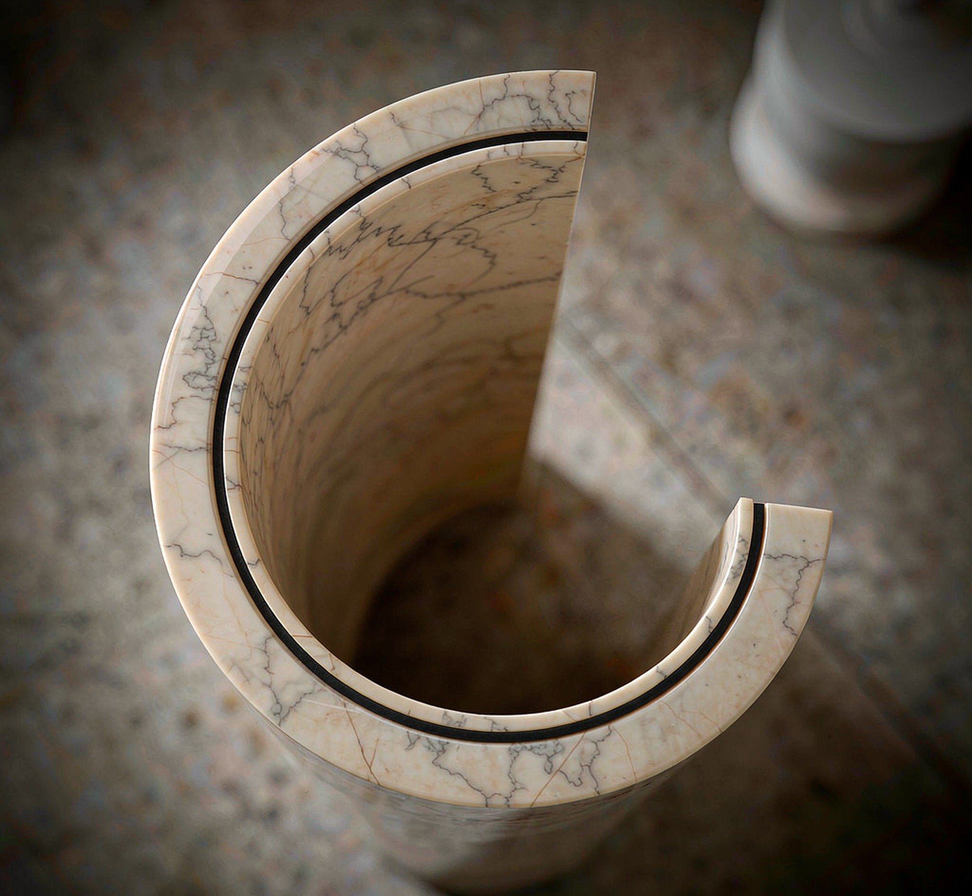 a curved bent marble panel forming a gentle arc 彎曲弧形板 高清石材鑒賞 - 香港恆生石材