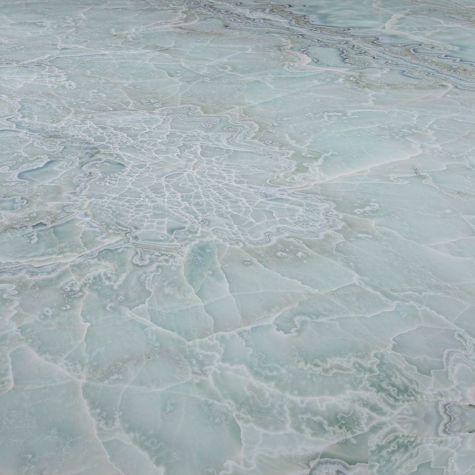 海藍寶 Aquamarine Marble 石材樣板圖,淺藍系,產地中國,產地中國,體積密度2.66 g/cm³,吸水率≤0.42%,莫氏硬度3,適用於牆身、檯面、特色牆、大堂、客廳