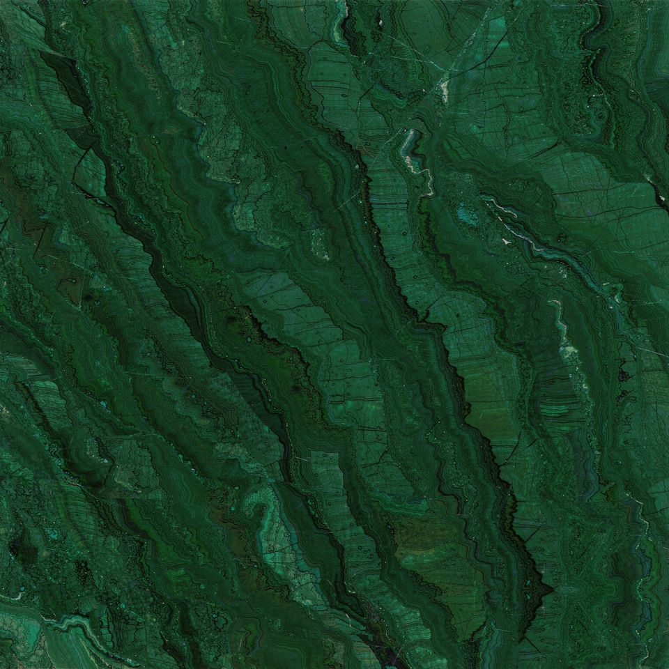 翠玉綠 Emerald Green Marble 石材樣板圖，綠色系，產地中國，產地中國，體積密度2.80 g/cm³，吸水率≤0.37%，莫氏硬度3，適用於牆身、檯面、特色牆、大堂