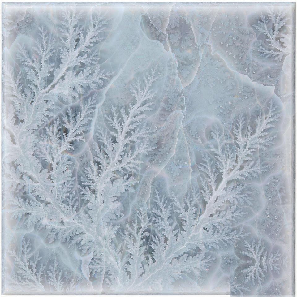 冰花白 Ice Flower White Marble 石材樣板圖,白色系,產地中國,產地中國,體積密度2.77 g/cm³,吸水率≤0.22%,莫氏硬度4,適用於牆身、檯面、洗手間、特色牆、客廳