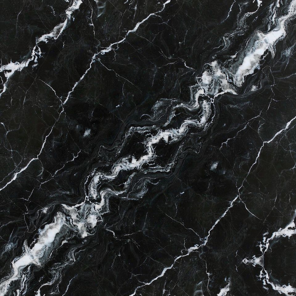 水墨黑 Ink Black Marble 石材樣板圖，黑色系，產地中國，產地中國，體積密度2.70 g/cm³，吸水率≤0.18%，莫氏硬度3，適用於地面、牆身、檯面、特色牆、客廳