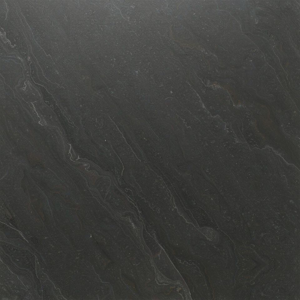 鐵灰 Iron Grey Marble 石材樣板圖,深灰系,產地中國,產地中國,體積密度2.78 g/cm³,吸水率≤0.5%,莫氏硬度4,適用於地面、牆身、外牆、大堂