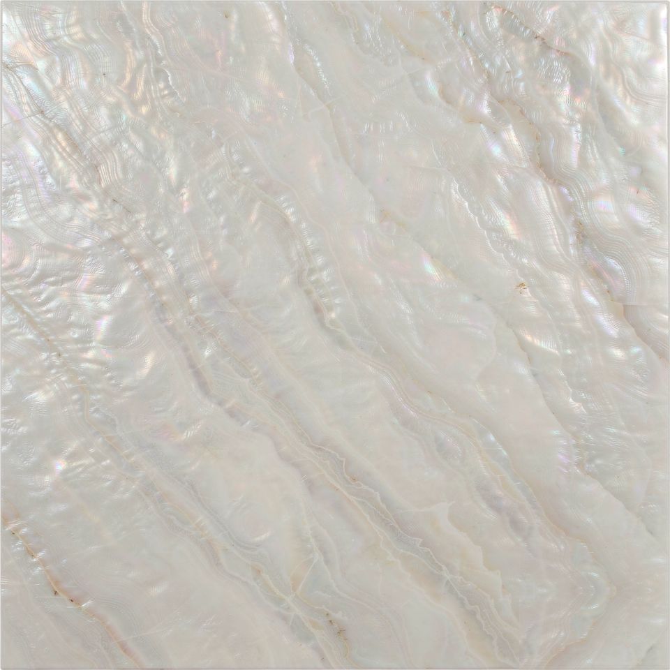 珍珠貝白 Mother of Pearl White Marble 石材樣板圖,白色系,產地希臘,產地希臘,體積密度2.79 g/cm³,吸水率≤0.42%,莫氏硬度4,適用於牆身、檯面、洗手間、特色牆、大堂