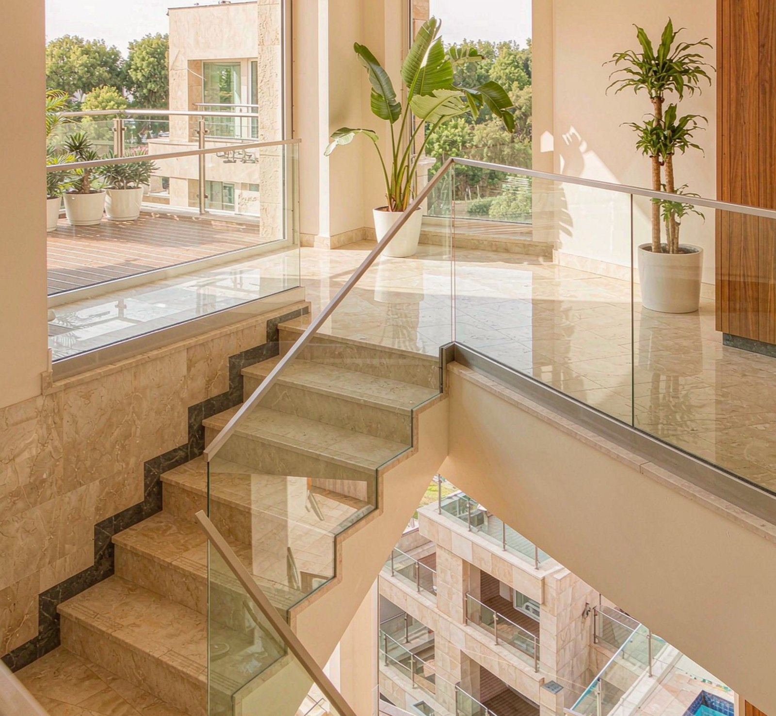 a villa interior staircase in beige marble 獨立屋米黃雲石樓梯 高清石材鑒賞 - 香港恆生石材