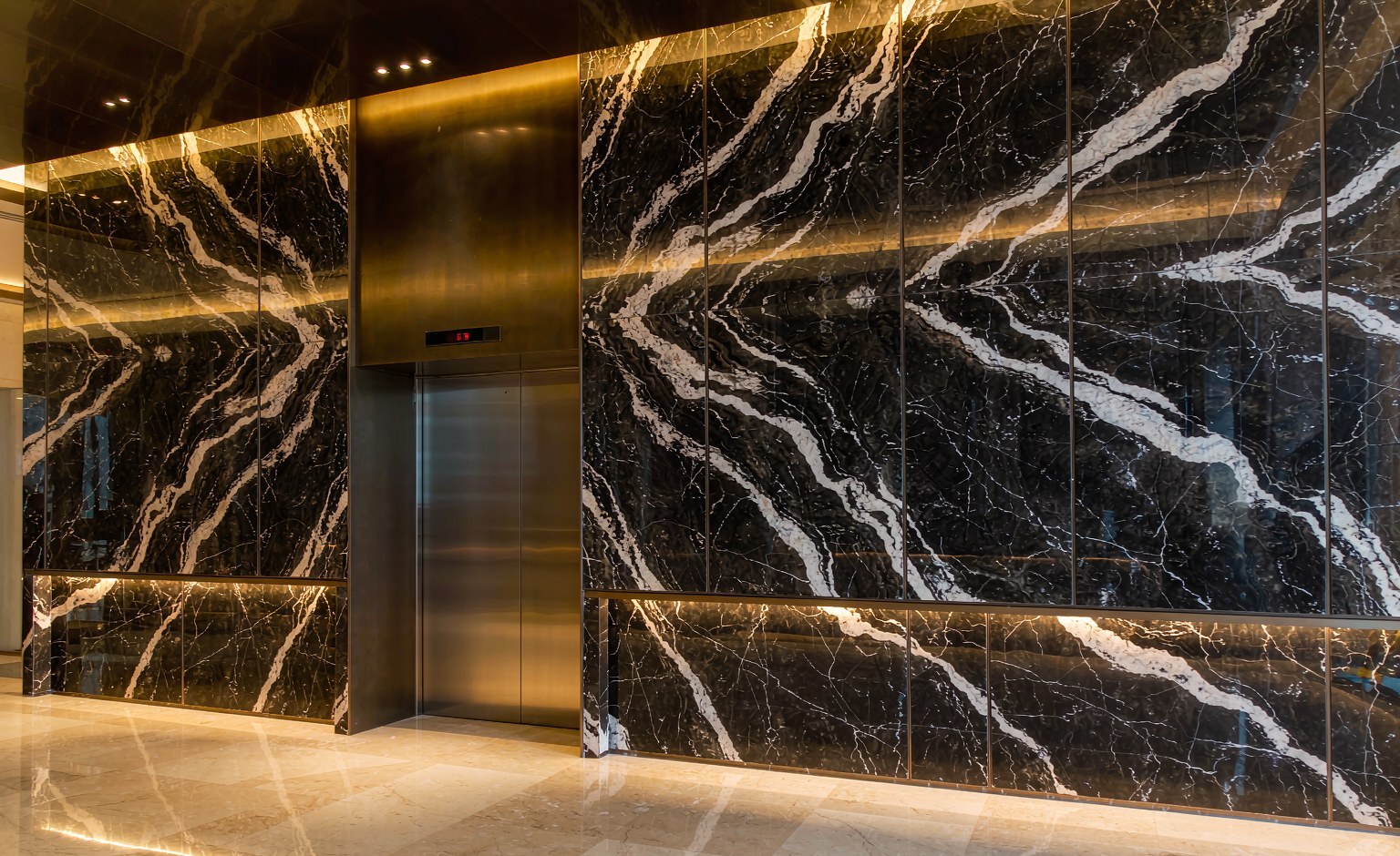 中環商場電梯大堂 Nero Marquina 背景牆紋理連續